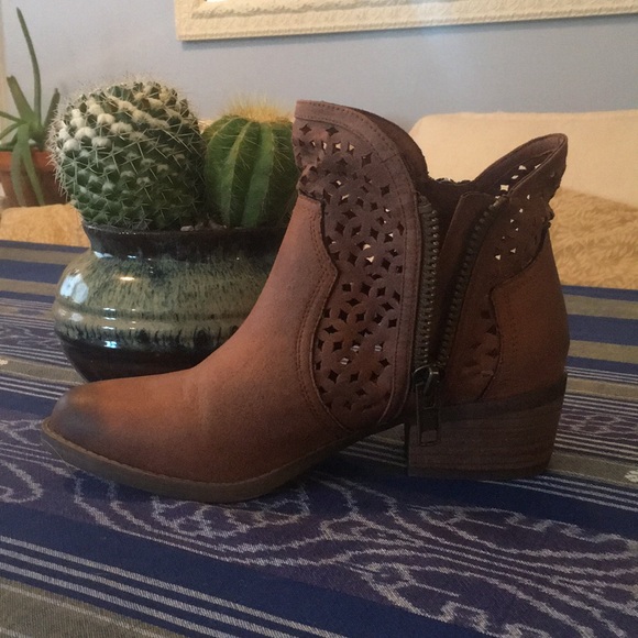 Cutout Detail Ankle Booties - Picture 2 of 6